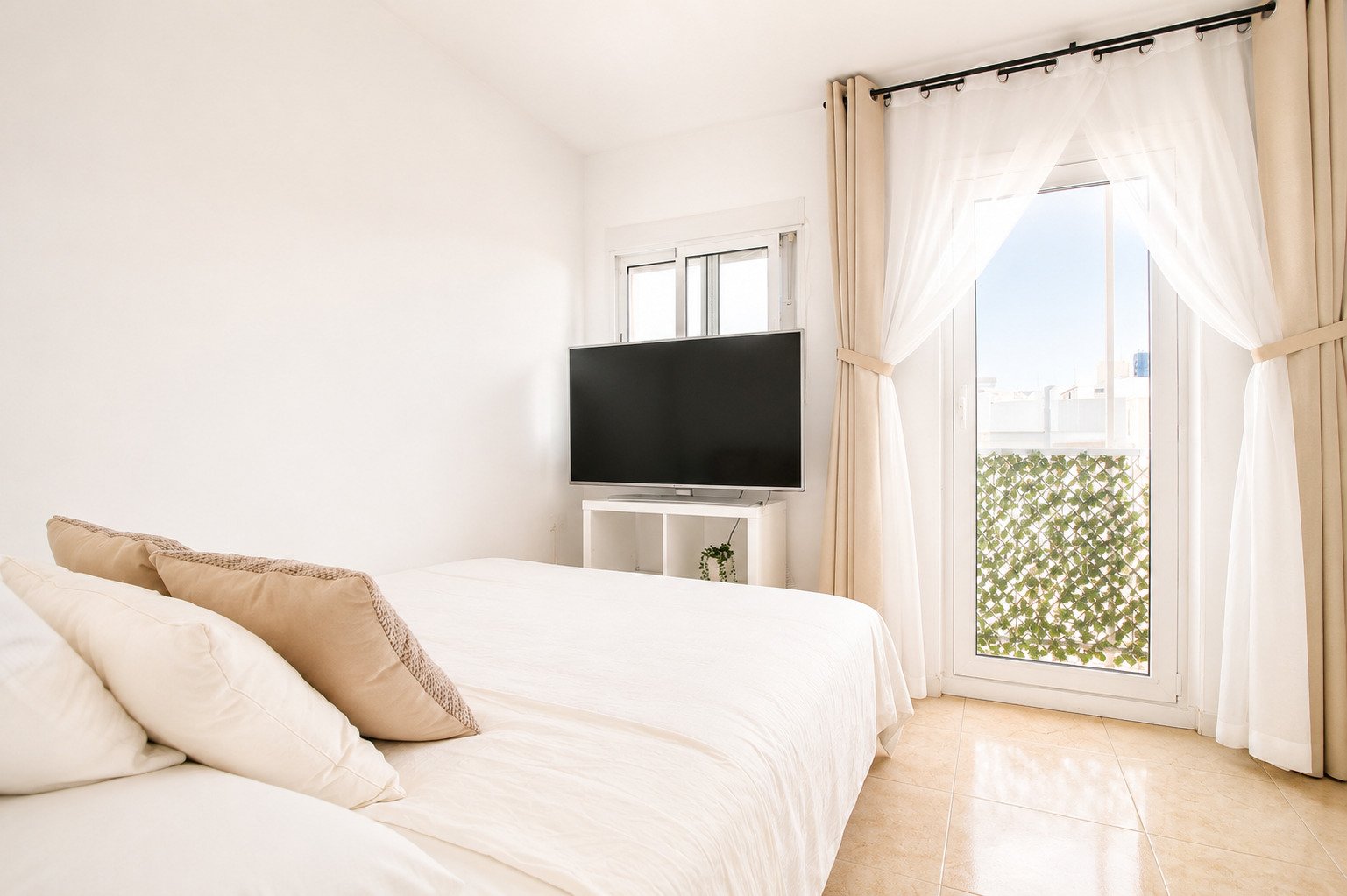 Habitación luminosa con acceso directo al balcón y equipamiento de alta calidad