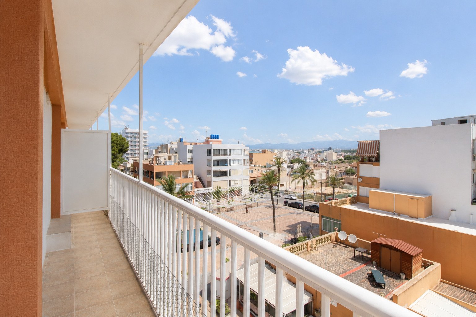 Amplia loggia con vistas lejanas ininterrumpidas y protección contra el viento bien pensada