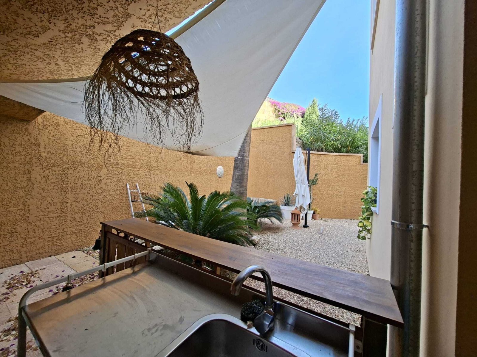 Cocina exterior cubierta con acceso directo a la piscina y encimera integrada Cocina exterior cubierta con acceso directo a la piscina y encimera integrada