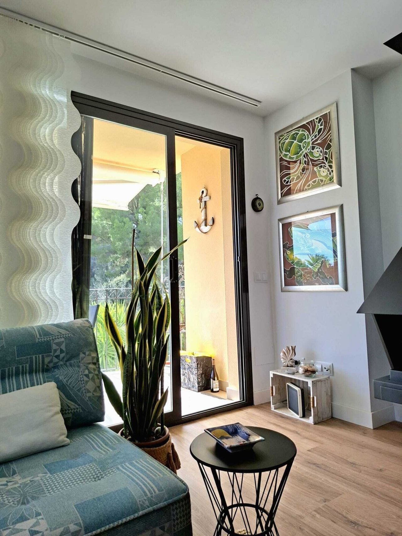 Salón luminoso con puerta corredera de suelo a techo y acceso directo a la terraza Salón luminoso con puerta corredera de suelo a techo y acceso directo a la terraza