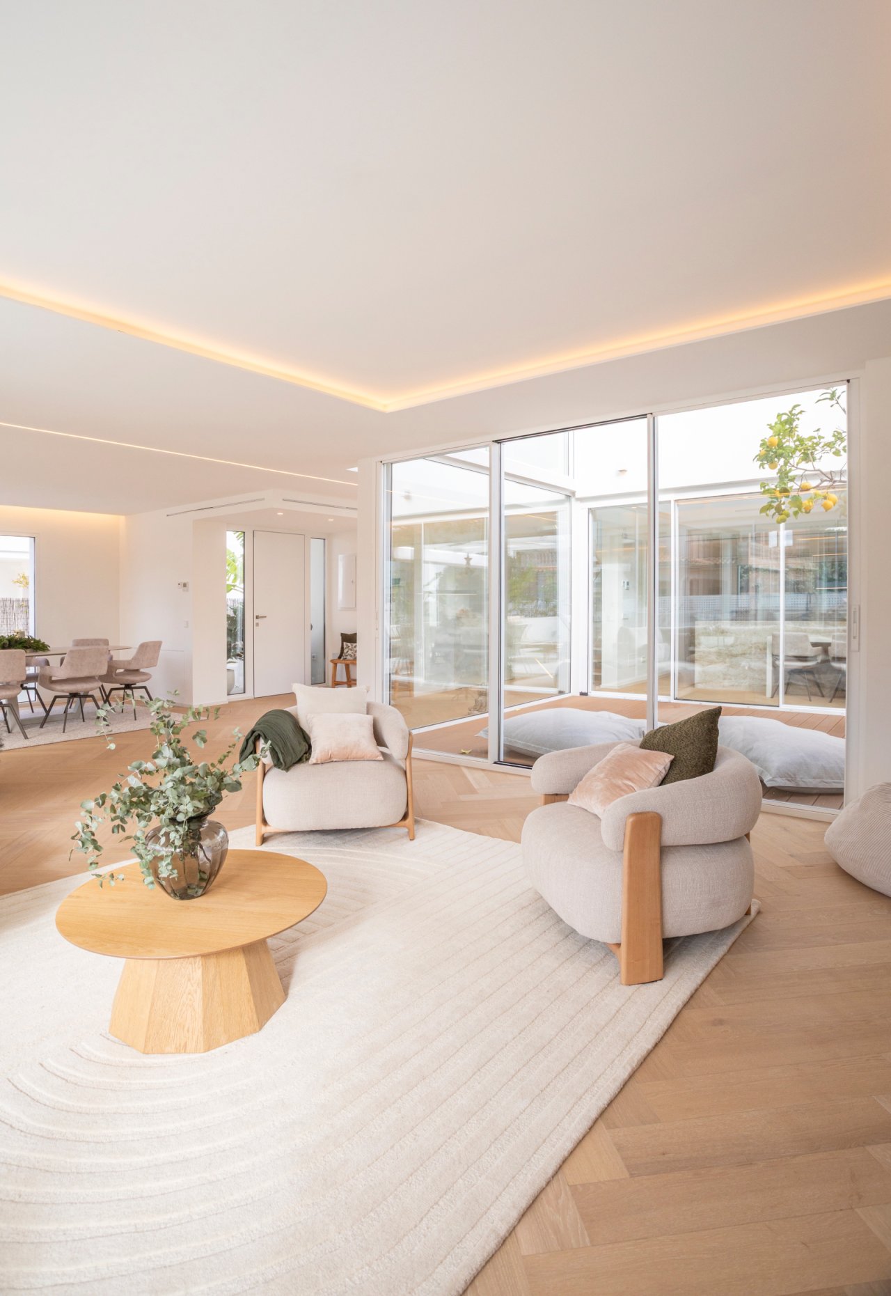 Zona de estar luminosa con iluminación de techo de alta calidad y ventanales de piso a techo Zona de estar luminosa con iluminación de techo de alta calidad y ventanales de piso a techo