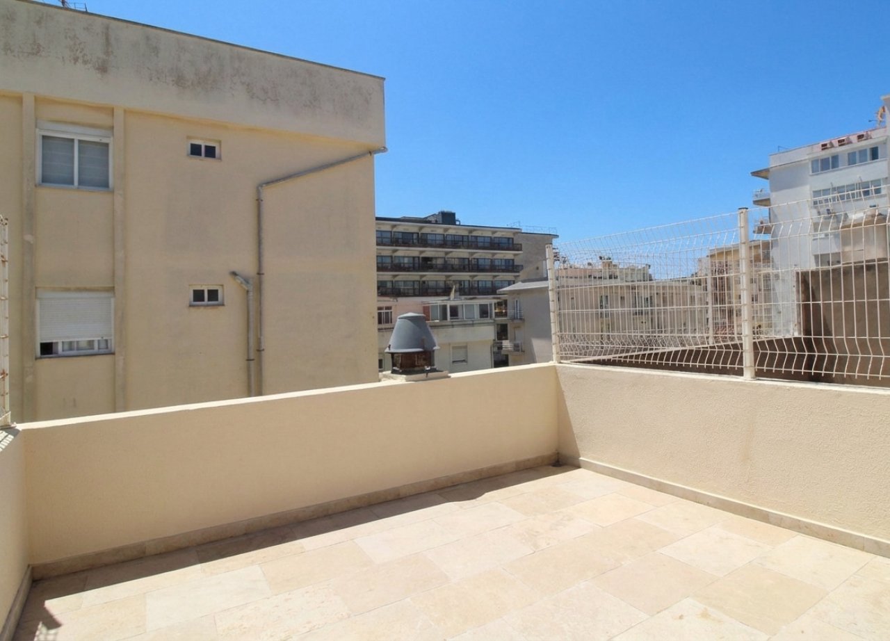 Terraza en la azotea con vistas panorámicas y protección de borde de alta calidad