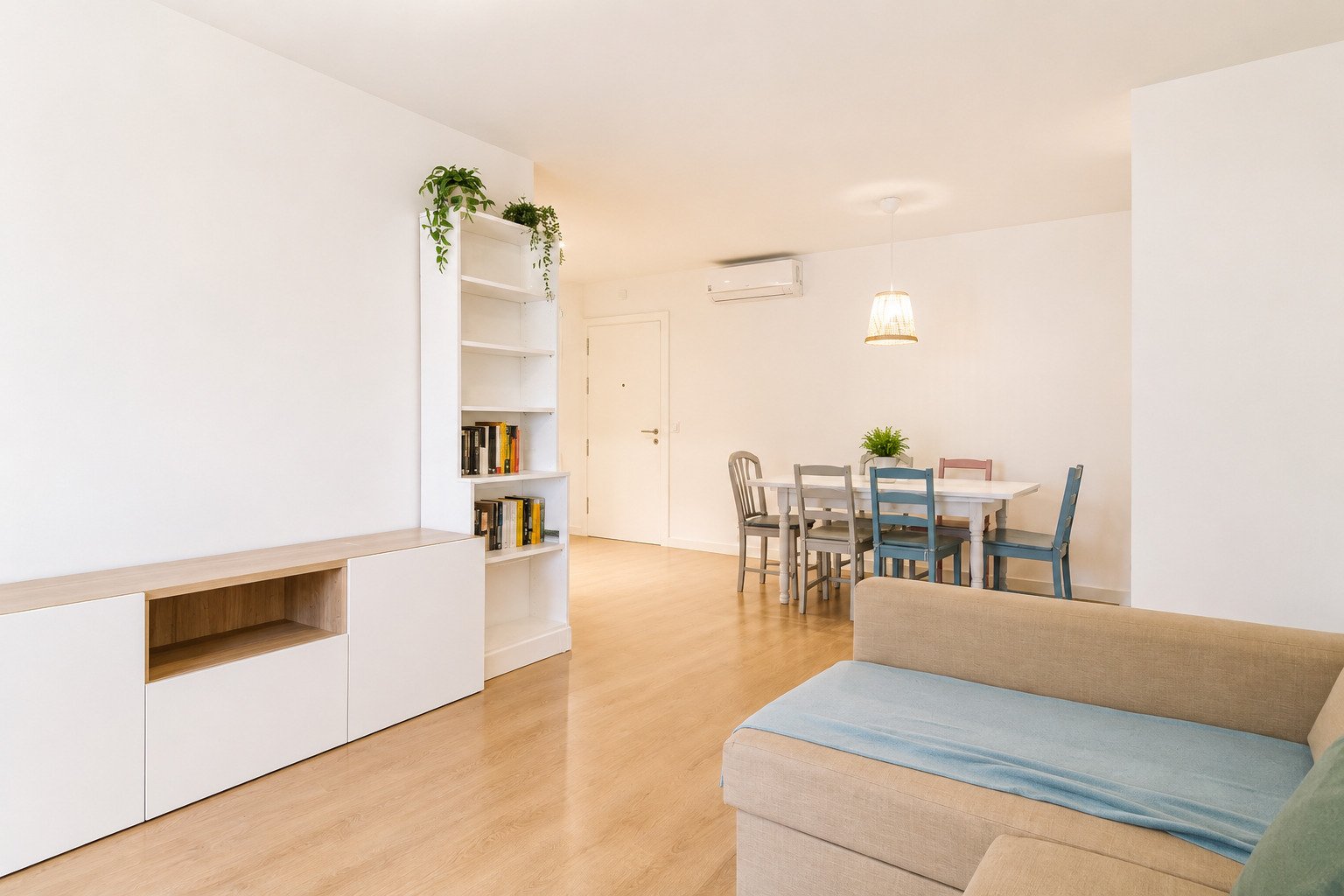 Concepto de vivienda abierta con distribución inteligente del espacio – sala y comedor en armoniosa conexión Concepto de vivienda abierta con distribución inteligente del espacio – sala y comedor en armoniosa conexión