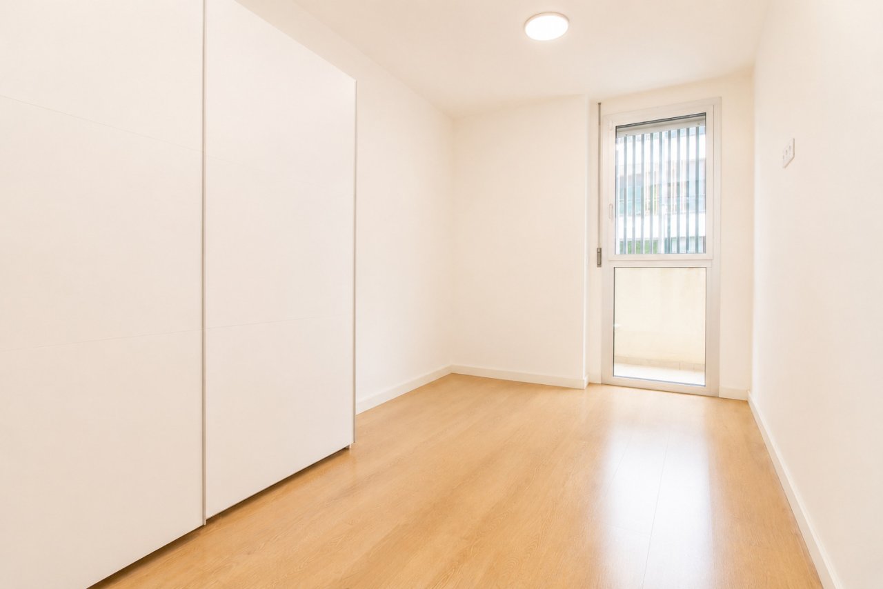 Habitación luminosa con acceso a balcón – Distribución práctica del espacio y condiciones óptimas de iluminación Habitación luminosa con acceso a balcón – Distribución práctica del espacio y condiciones óptimas de iluminación