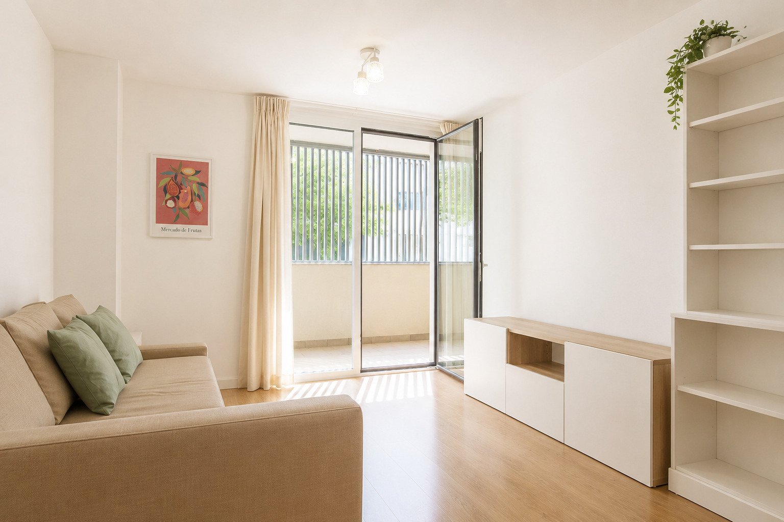 Salón luminoso con acceso al balcón – Amplio espacio de almacenamiento gracias a los sistemas de estanterías integrados Salón luminoso con acceso al balcón – Amplio espacio de almacenamiento gracias a los sistemas de estanterías integrados