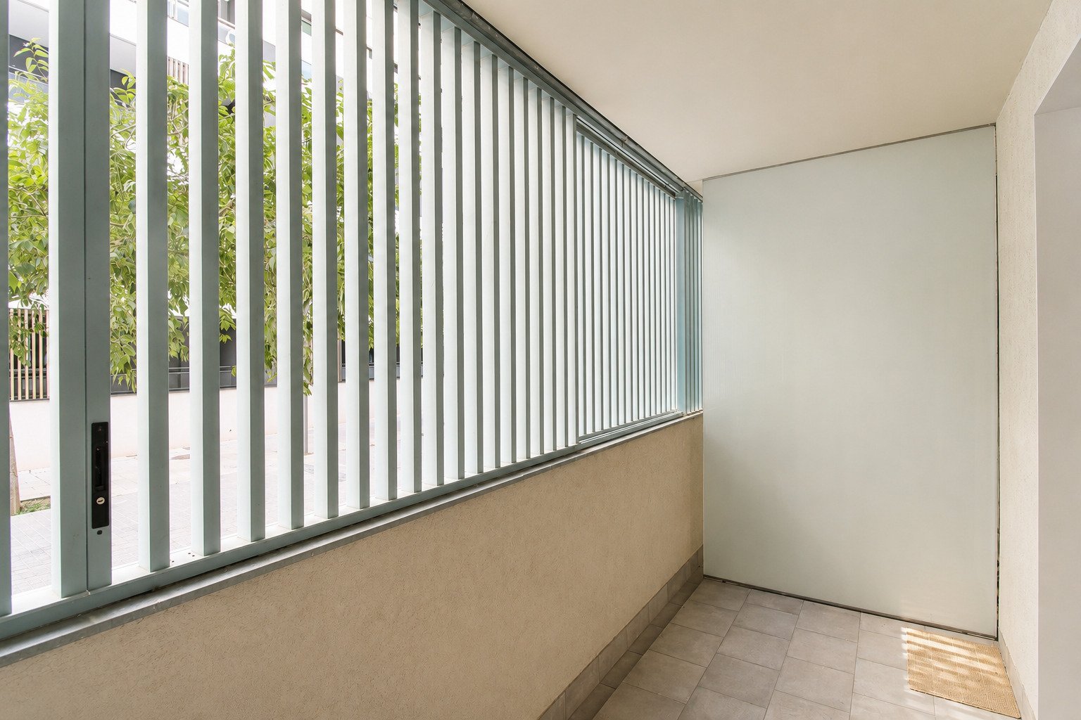 Balcón con protección visual y luz natural – Área exterior protegida con acristalamiento óptimo Balcón con protección visual y luz natural – Área exterior protegida con acristalamiento óptimo