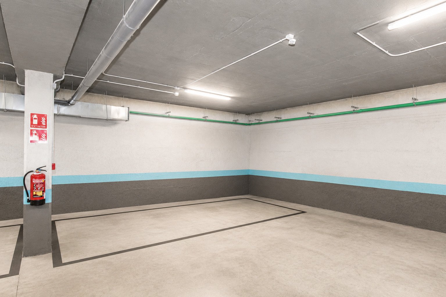 Garaje subterráneo con infraestructura profesional – estructura de concreto robusta y iluminación óptima Garaje subterráneo con infraestructura profesional – estructura de concreto robusta y iluminación óptima