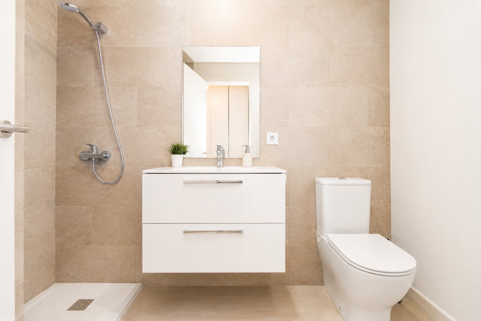 Baño moderno con ducha a ras de suelo – Equipamiento sanitario de alta calidad y solución práctica de almacenamiento Baño moderno con ducha a ras de suelo – Equipamiento sanitario de alta calidad y solución práctica de almacenamiento
