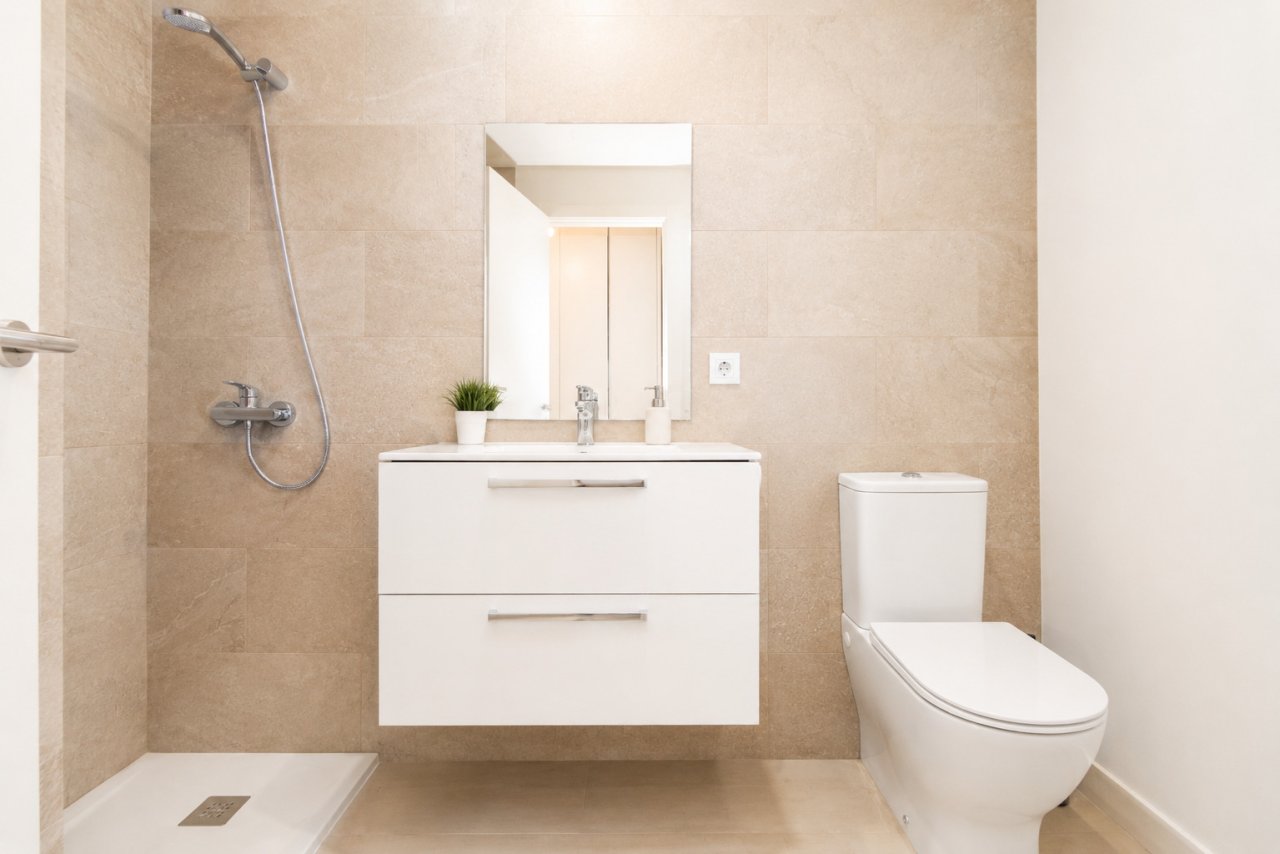 Baño moderno con ducha a ras de suelo – Equipamiento sanitario de alta calidad y solución práctica de almacenamiento Baño moderno con ducha a ras de suelo – Equipamiento sanitario de alta calidad y solución práctica de almacenamiento
