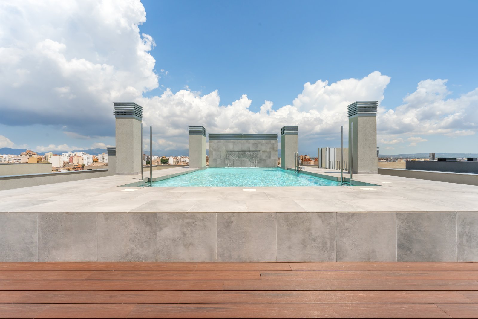 Terraza en la azotea con piscina infinita climatizada – vistas panorámicas de la ciudad y infraestructura moderna de bienestar Terraza en la azotea con piscina infinita climatizada – vistas panorámicas de la ciudad y infraestructura moderna de bienestar