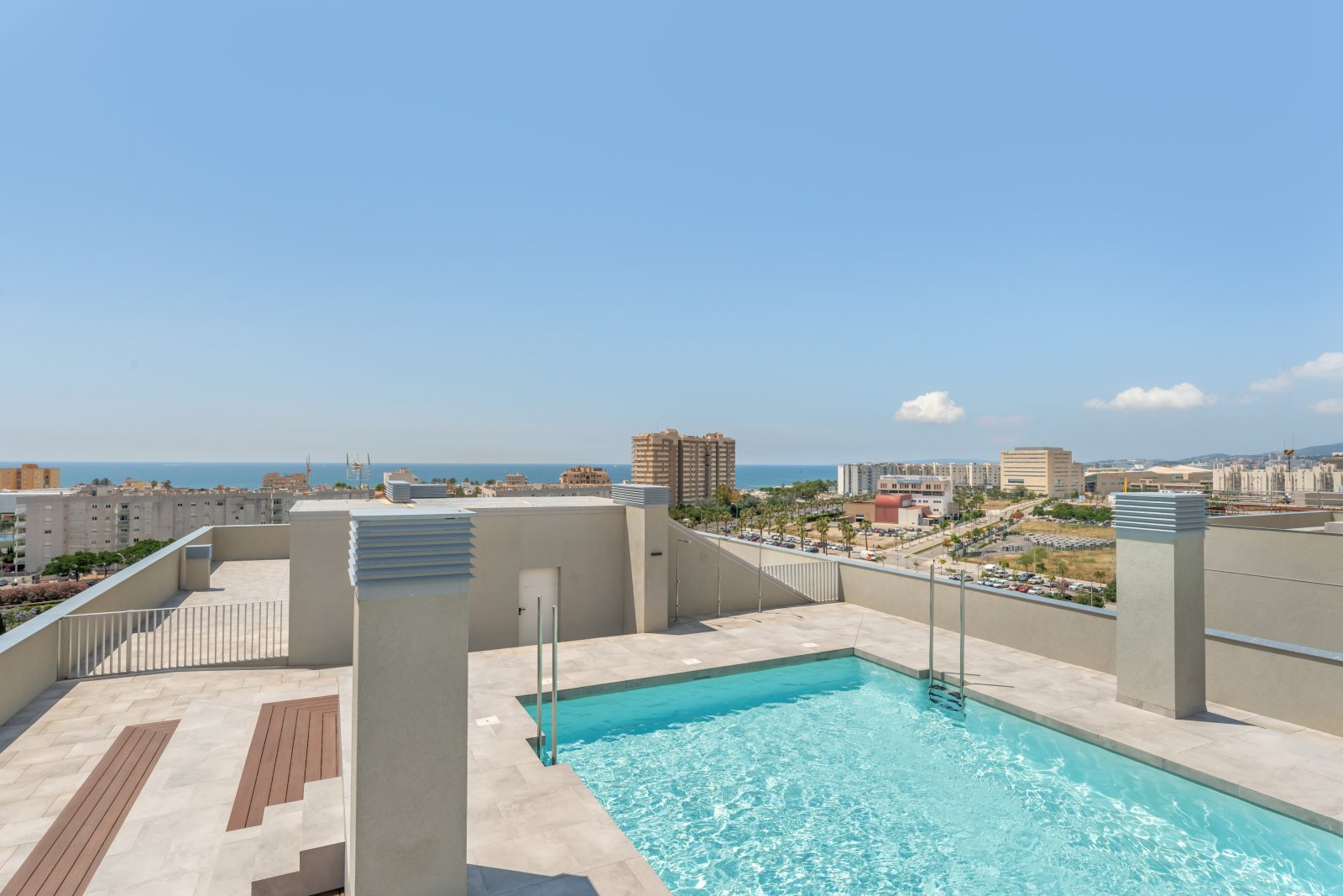 Elegante planta baja con piscina panorámica en la azotea, terraza privada y plaza de garaje Elegante planta baja con piscina panorámica en la azotea, terraza privada y plaza de garaje