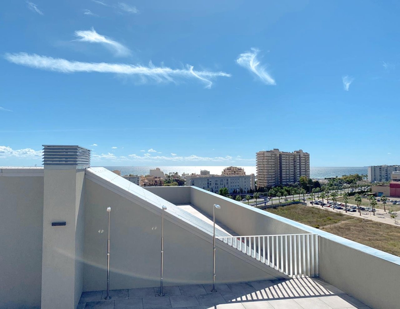 Terraza en la azotea con vistas al mar – Amplia zona exterior con vista panorámica y barandilla moderna Terraza en la azotea con vistas al mar – Amplia zona exterior con vista panorámica y barandilla moderna