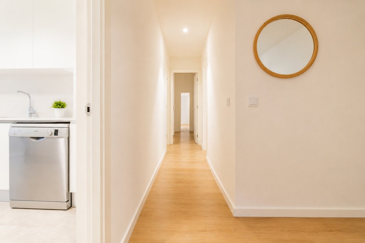 Pasillo funcional con guía inteligente – Concepto de espacio luminoso con acceso directo a todas las áreas Pasillo funcional con guía inteligente – Concepto de espacio luminoso con acceso directo a todas las áreas