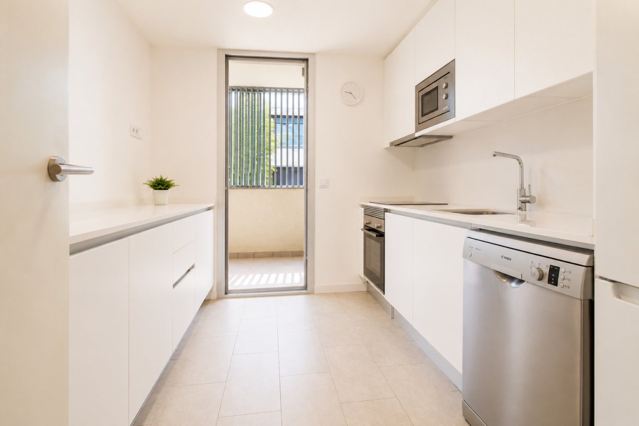 Cocina moderna con acceso directo al balcón: distribución funcional del espacio con equipamiento de alta calidad Cocina moderna con acceso directo al balcón: distribución funcional del espacio con equipamiento de alta calidad