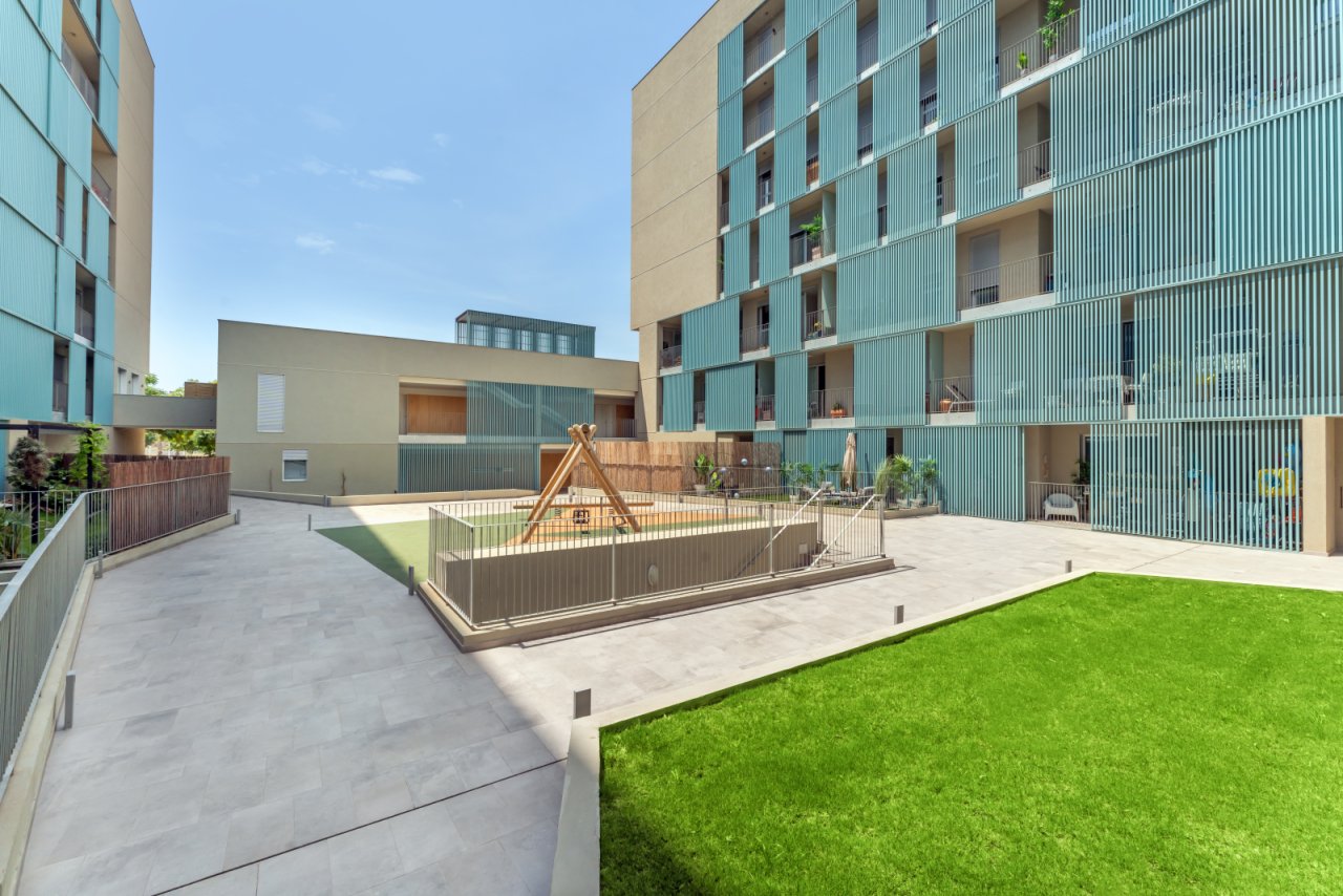 Patio comunitario con zona de juegos y áreas verdes – Atractivo espacio exterior para familias y vecinos Patio comunitario con zona de juegos y áreas verdes – Atractivo espacio exterior para familias y vecinos