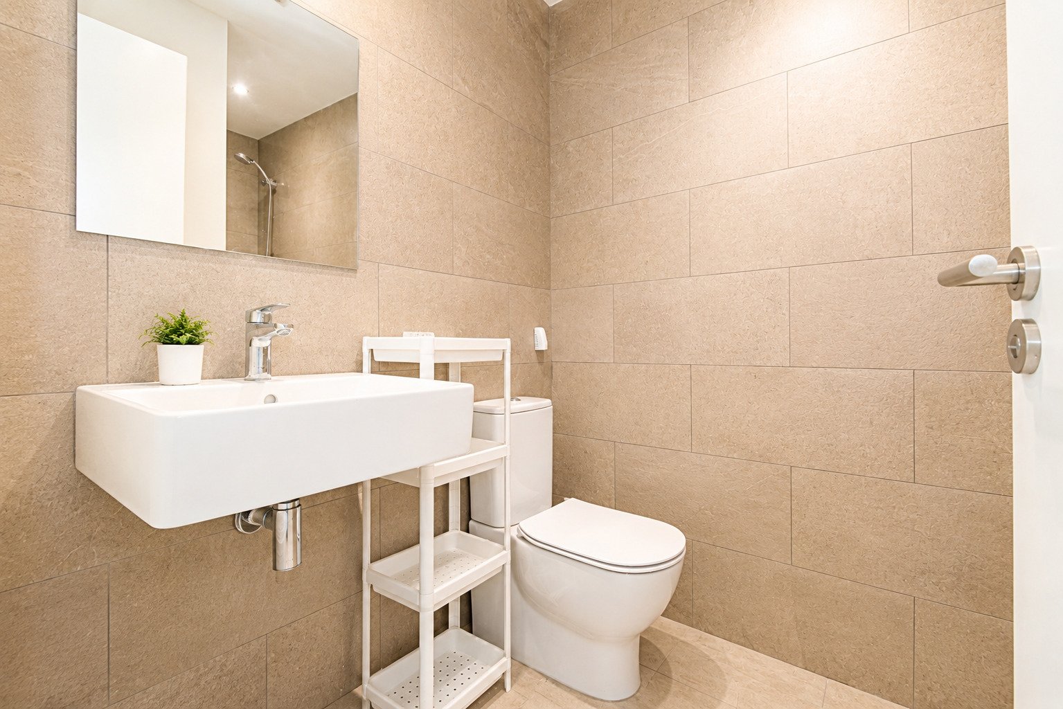 Baño moderno con equipamiento de alta calidad – Integración práctica de almacenamiento y funcionalidad óptima Baño moderno con equipamiento de alta calidad – Integración práctica de almacenamiento y funcionalidad óptima