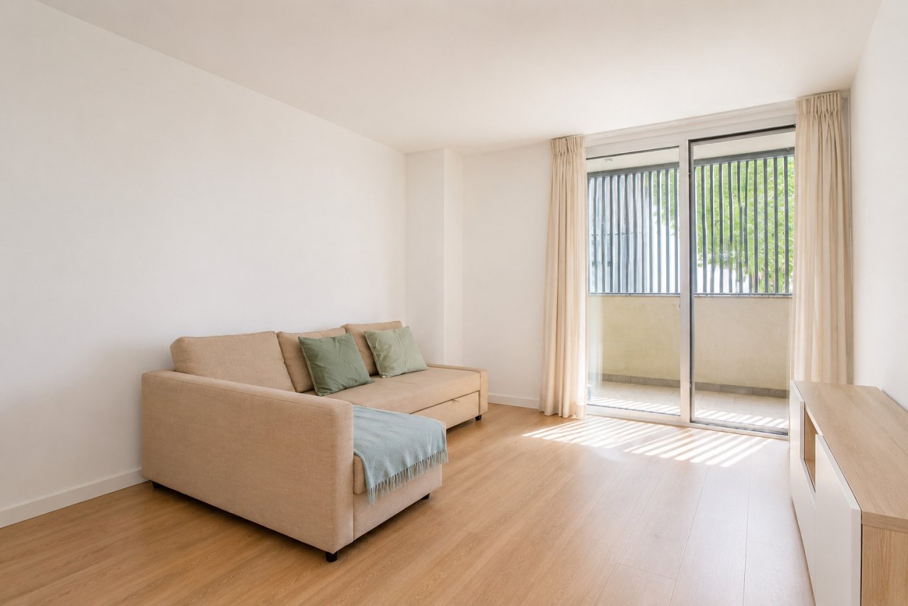 Salón luminoso con acceso directo a la terraza – Uso óptimo del espacio y condiciones de luz natural Salón luminoso con acceso directo a la terraza – Uso óptimo del espacio y condiciones de luz natural