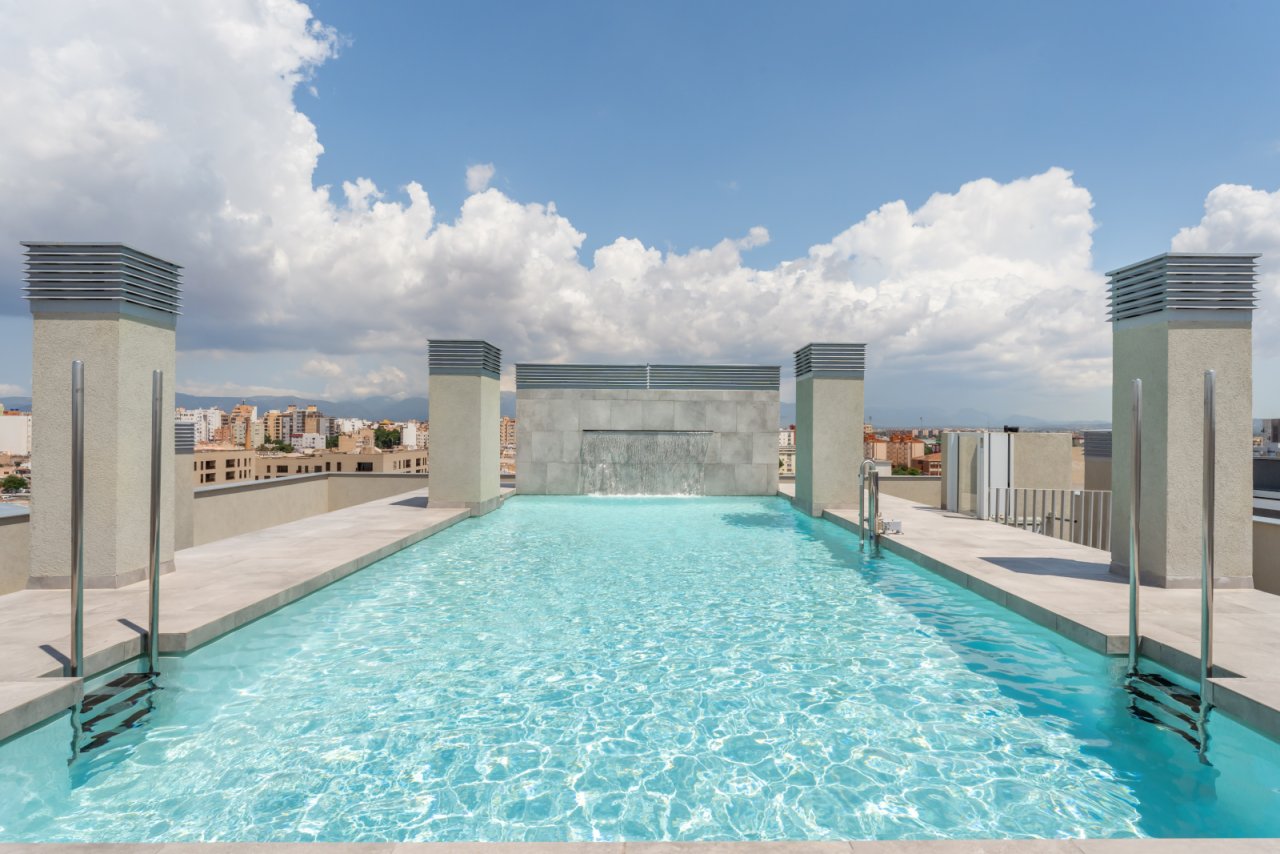 Piscina infinita en la azotea – lujoso oasis de bienestar con vistas a la ciudad Piscina infinita en la azotea – lujoso oasis de bienestar con vistas a la ciudad