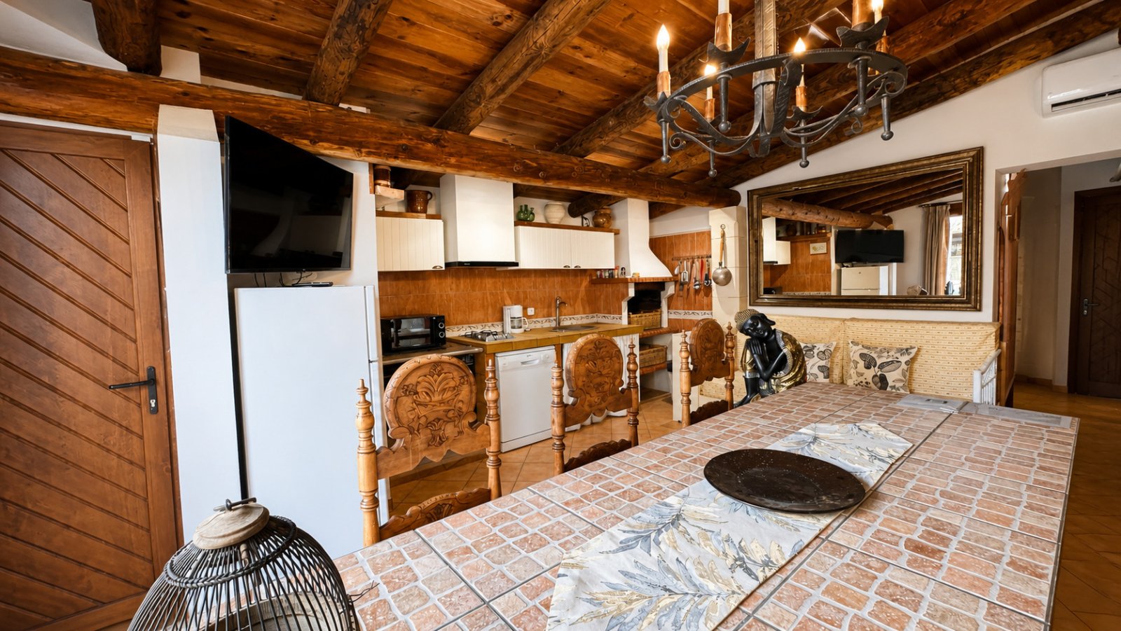 Cocina de concepto abierto rústica con vigas de madera con carácter y línea de cocina funcional Cocina de concepto abierto rústica con vigas de madera con carácter y línea de cocina funcional