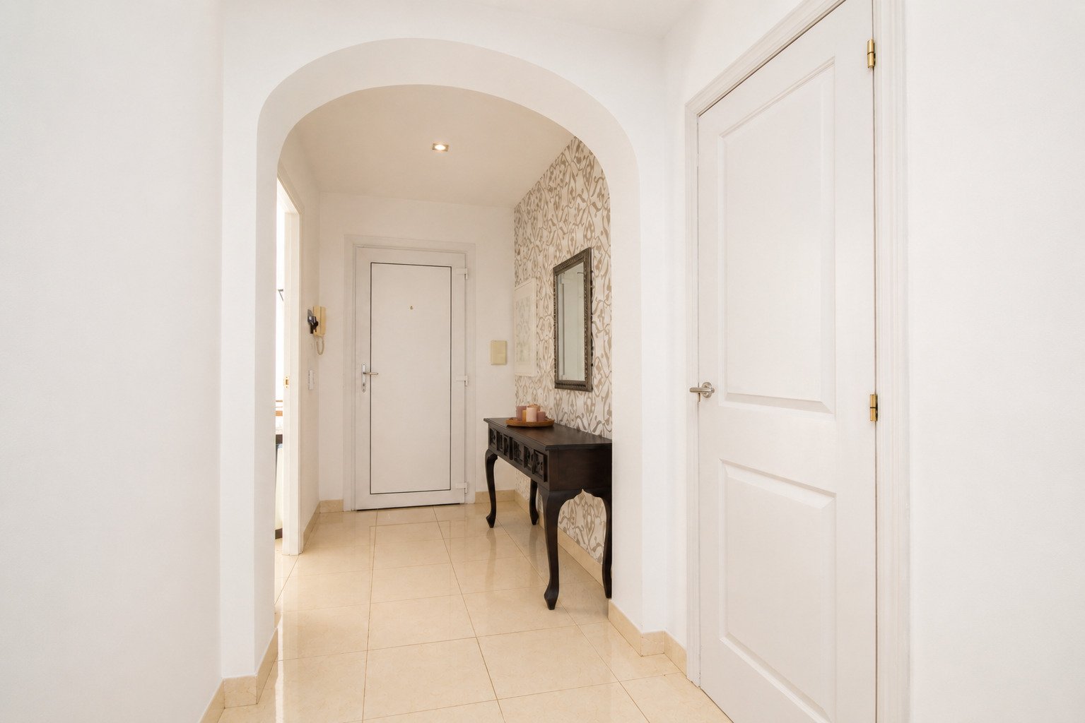 Vestíbulo de entrada elegante con bóveda de arco con carácter y distribución práctica del espacio Vestíbulo de entrada elegante con bóveda de arco con carácter y distribución práctica del espacio