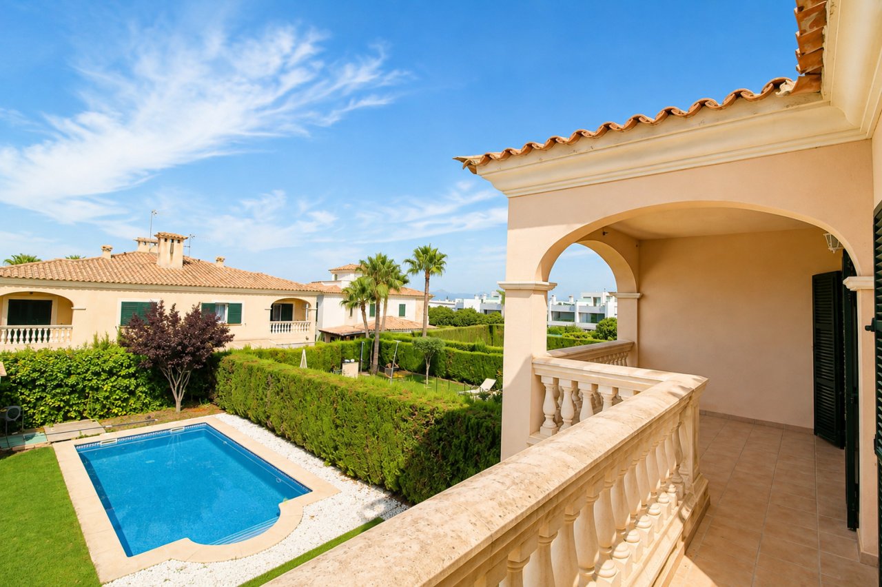Terraza elegante con vistas a la piscina y arcos clásicos con columnas Terraza elegante con vistas a la piscina y arcos clásicos con columnas