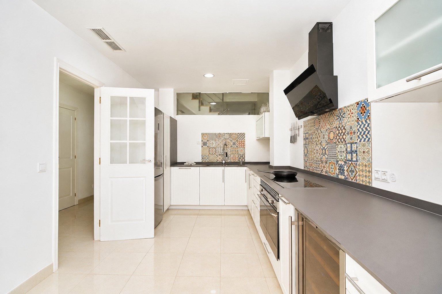 Cocina moderna con diseño funcional del espacio de trabajo y campana extractora de alta calidad Cocina moderna con diseño funcional del espacio de trabajo y campana extractora de alta calidad