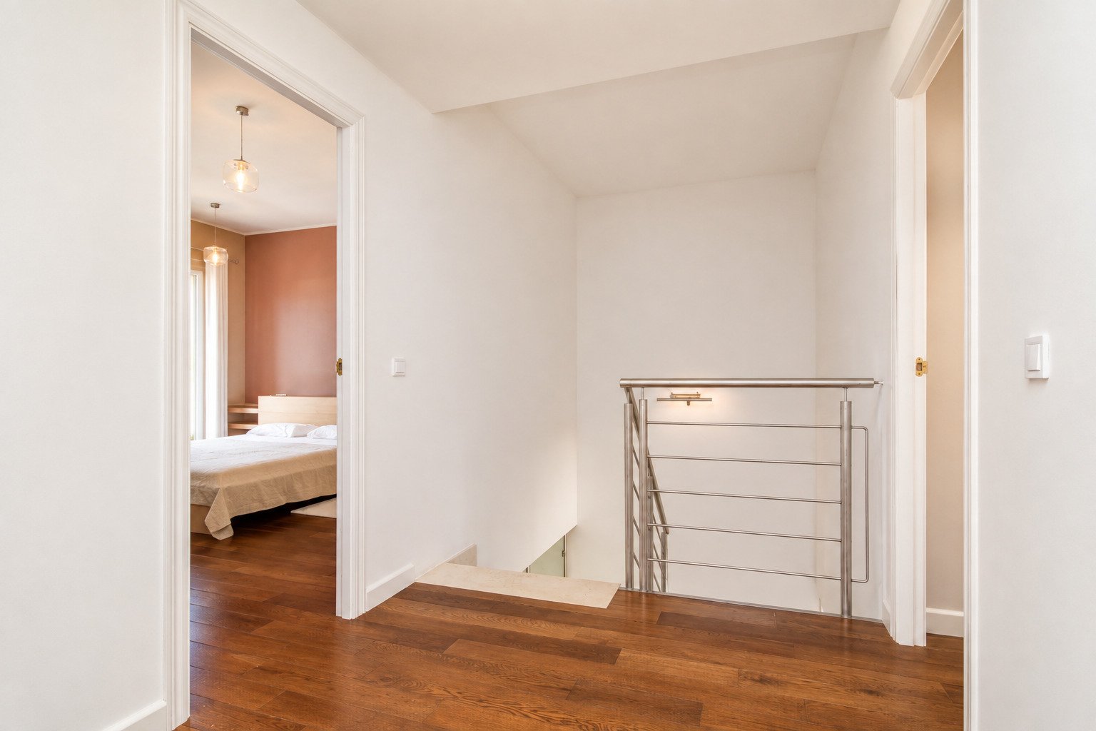 Área de pasillo abierto con acceso por escalera y conexión directa al dormitorio Área de pasillo abierto con acceso por escalera y conexión directa al dormitorio