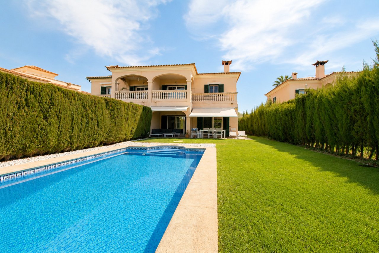 Área de piscina exclusiva con jardín bien cuidado y elegante terraza Área de piscina exclusiva con jardín bien cuidado y elegante terraza
