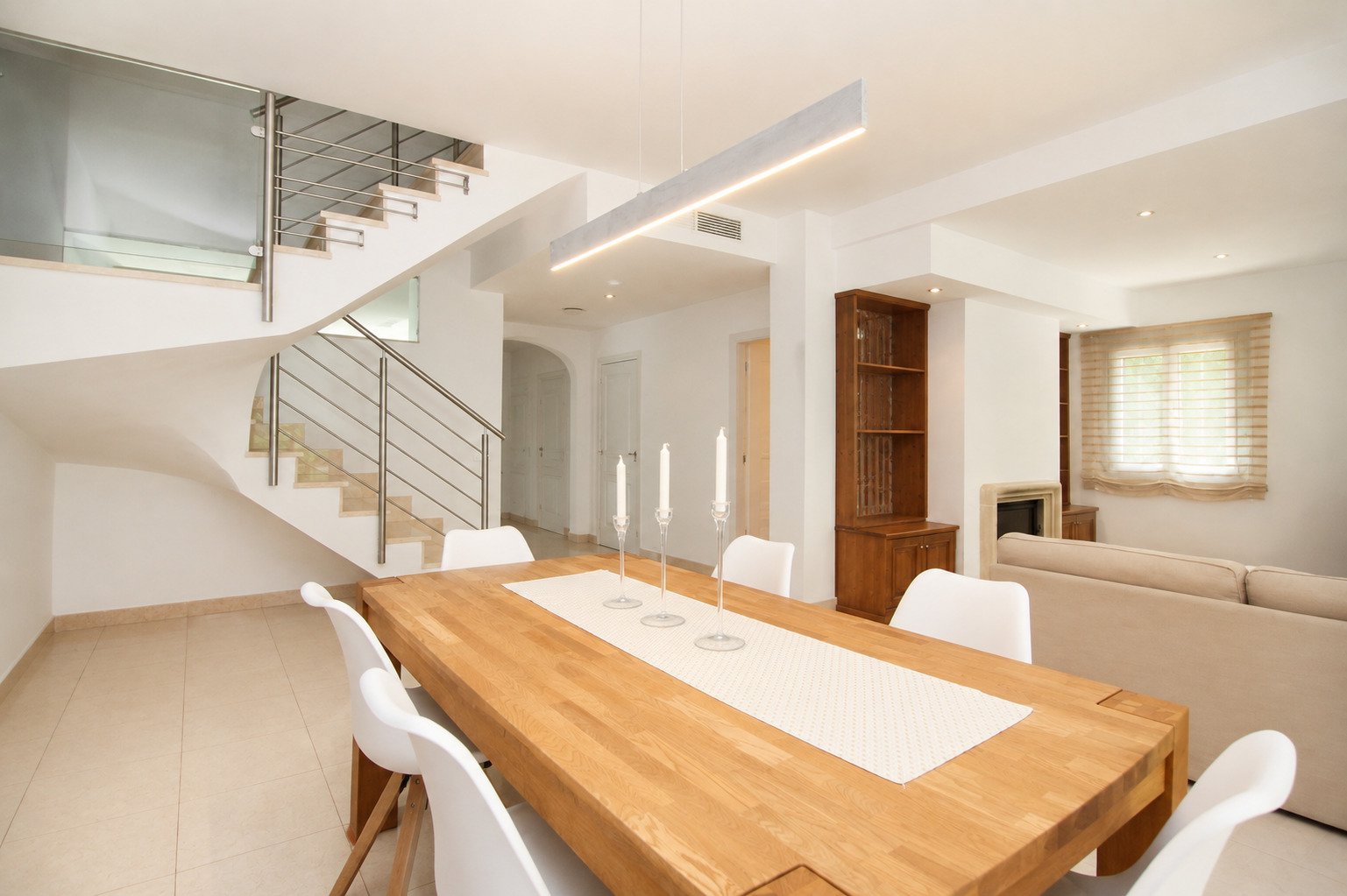 Concepto de vivienda abierto con galería y iluminación moderna Concepto de vivienda abierto con galería y iluminación moderna