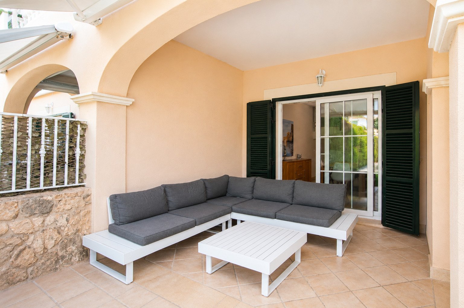 Terraza cubierta con elegantes arcos de columnas y entrada directa a la casa Terraza cubierta con elegantes arcos de columnas y entrada directa a la casa