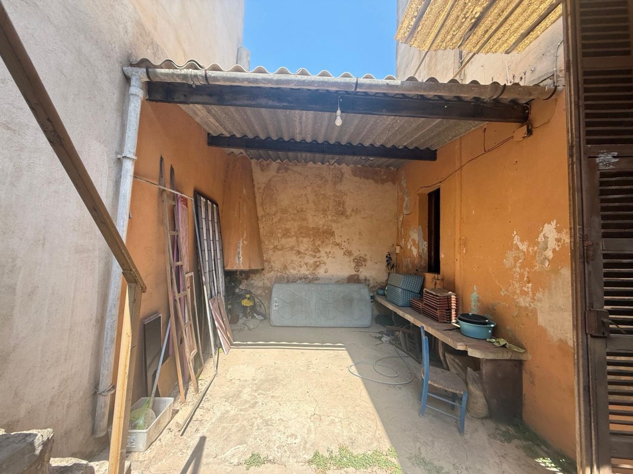 Patio cubierto con acceso directo – superficie de conexión ideal entre las áreas de vivienda Patio cubierto con acceso directo – superficie de conexión ideal entre las áreas de vivienda