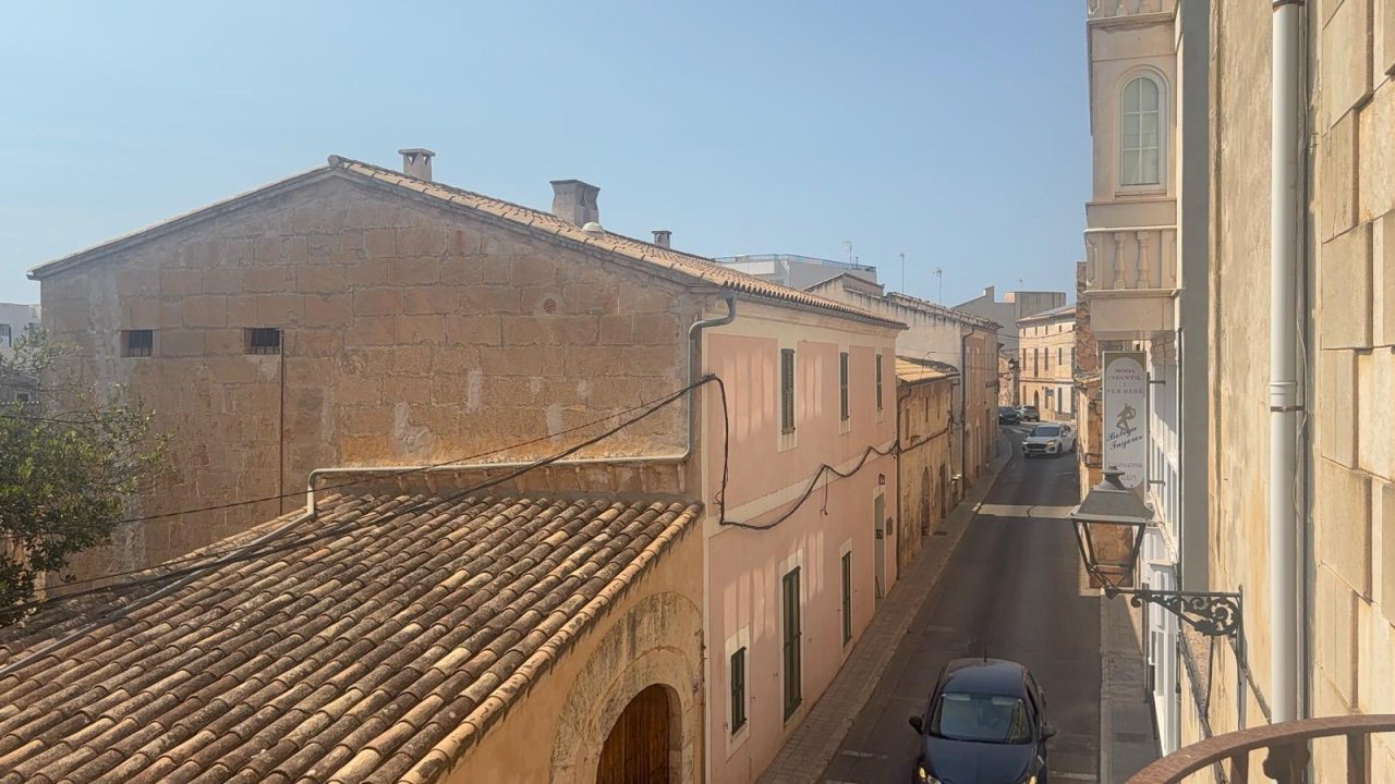 Una vista pintoresca de la calle medieval con un paisaje de techos auténtico Una vista pintoresca de la calle medieval con un paisaje de techos auténtico