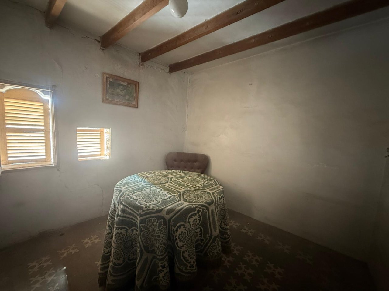 Habitación con carácter, con vigas de madera rústicas y luz natural Habitación con carácter, con vigas de madera rústicas y luz natural