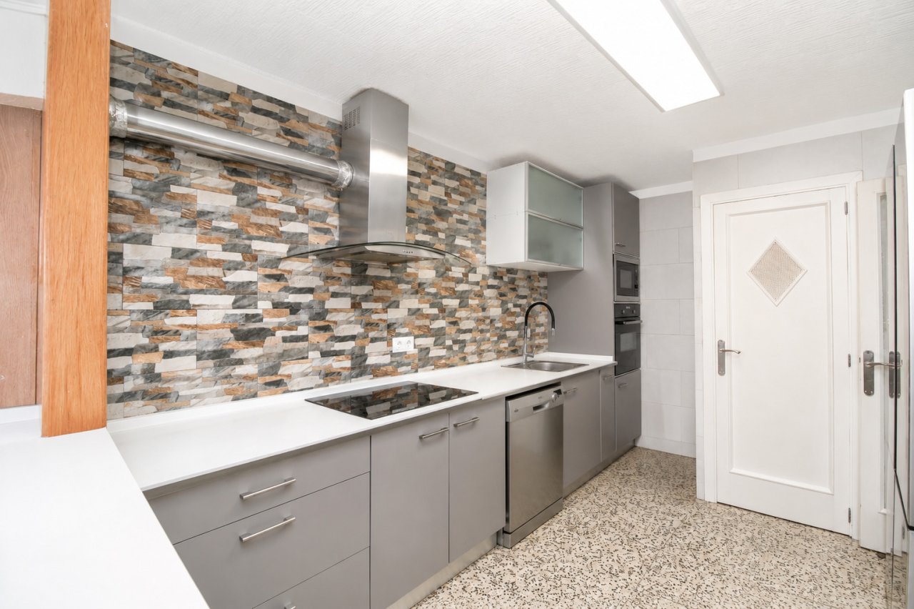 Cocina moderna con flujo de trabajo bien pensado y equipamiento de alta calidad