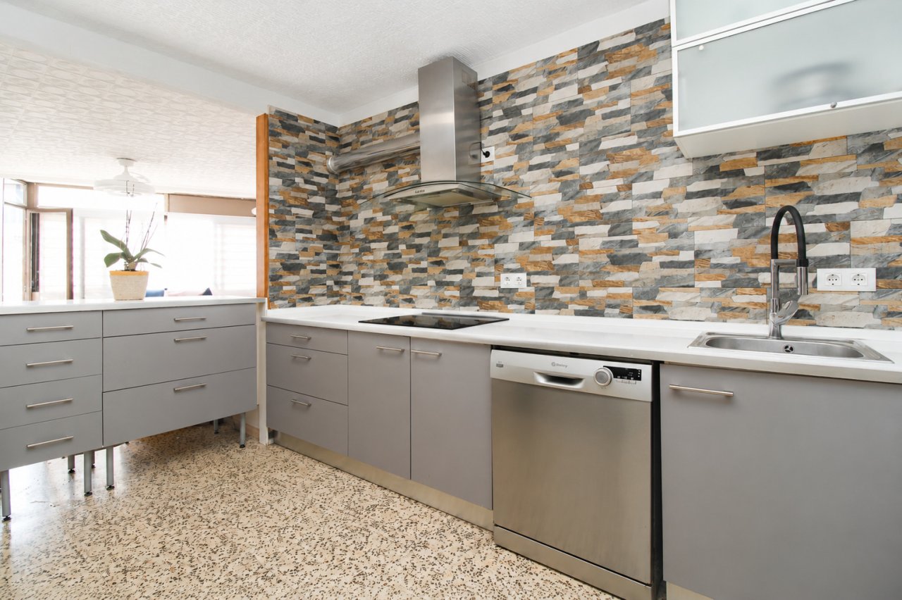 Cocina moderna con equipamiento de alta calidad y diseño funcional del espacio de trabajo