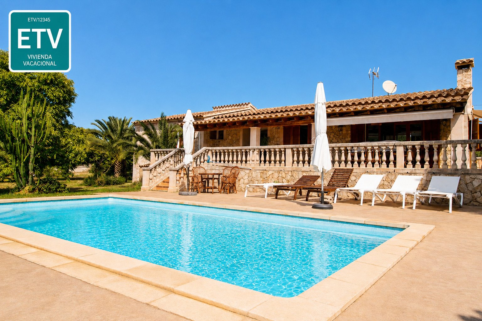 Finca mediterránea con piscina climatizada y terraza espaciosa Finca mediterránea con piscina climatizada y terraza espaciosa