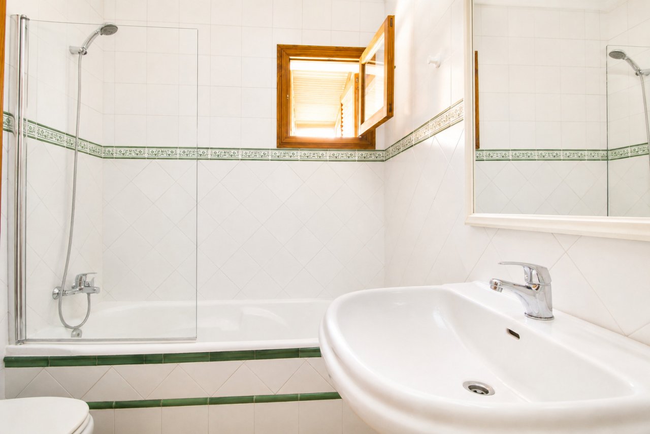 Baño con ducha a nivel del suelo, ventana y equipamiento sanitario de alta calidad Baño con ducha a nivel del suelo, ventana y equipamiento sanitario de alta calidad