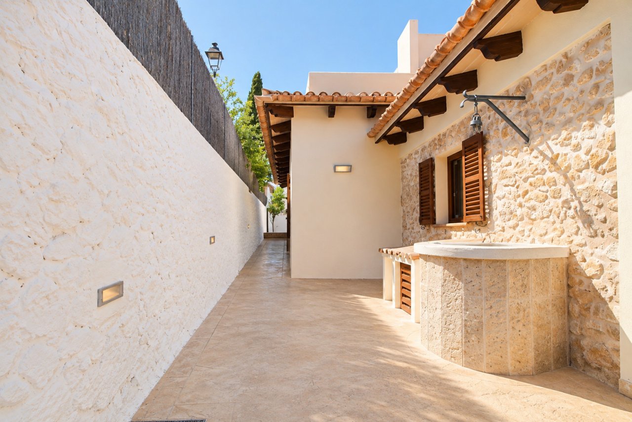 Área exterior acogedora con lavabo artesanal y detalles encantadores Área exterior acogedora con lavabo artesanal y detalles encantadores