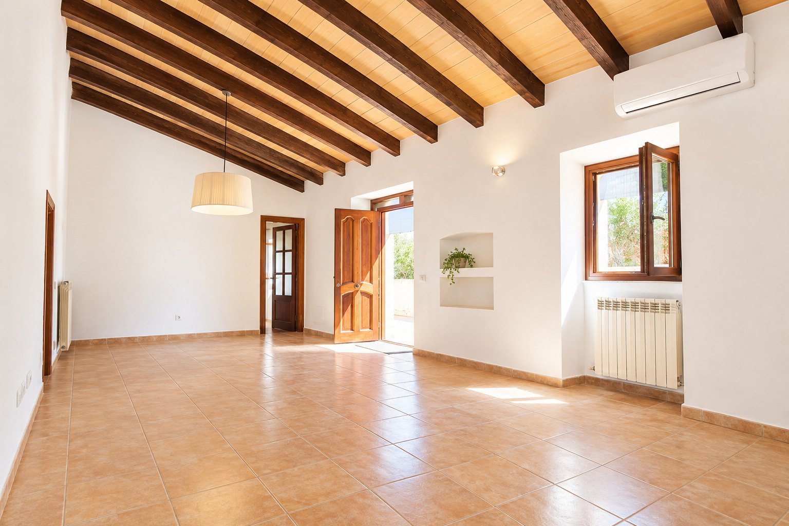 Espacio habitable brillante con distribución inteligente y entrada de luz natural Espacio habitable brillante con distribución inteligente y entrada de luz natural