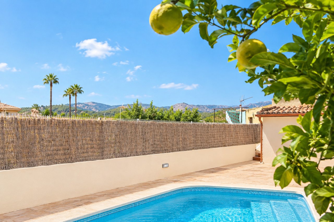 Área privada de piscina con terraza soleada y vistas a la naturaleza circundante Área privada de piscina con terraza soleada y vistas a la naturaleza circundante