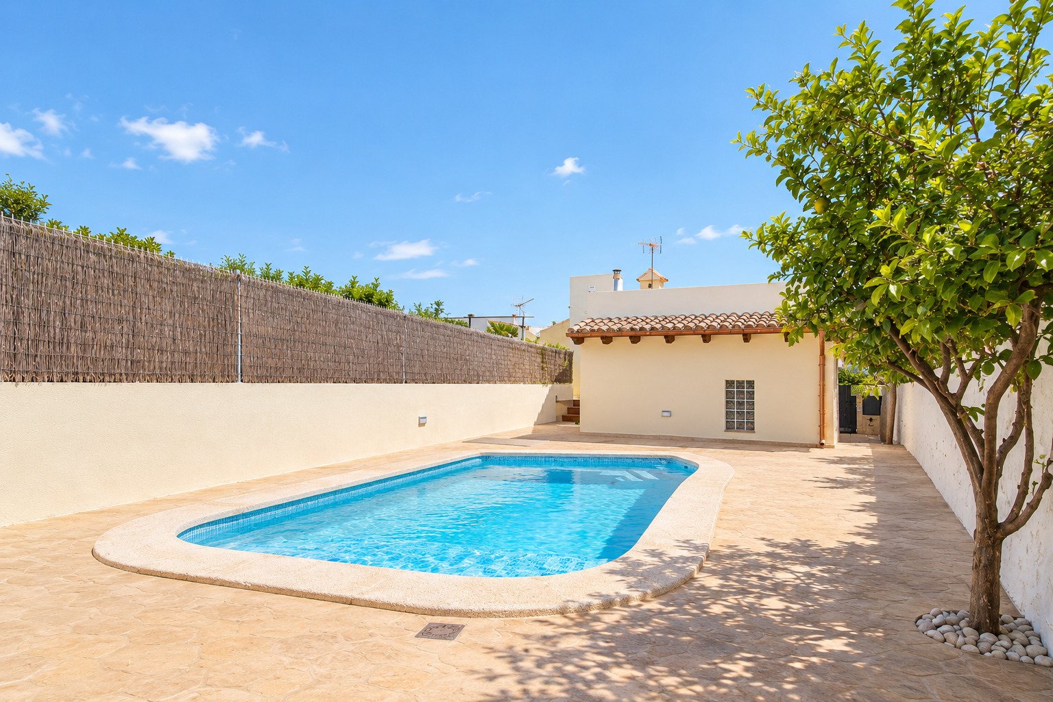 Área de piscina acogedora con terraza soleada y árbol con sombra para horas de relax al aire libre Área de piscina acogedora con terraza soleada y árbol con sombra para horas de relax al aire libre