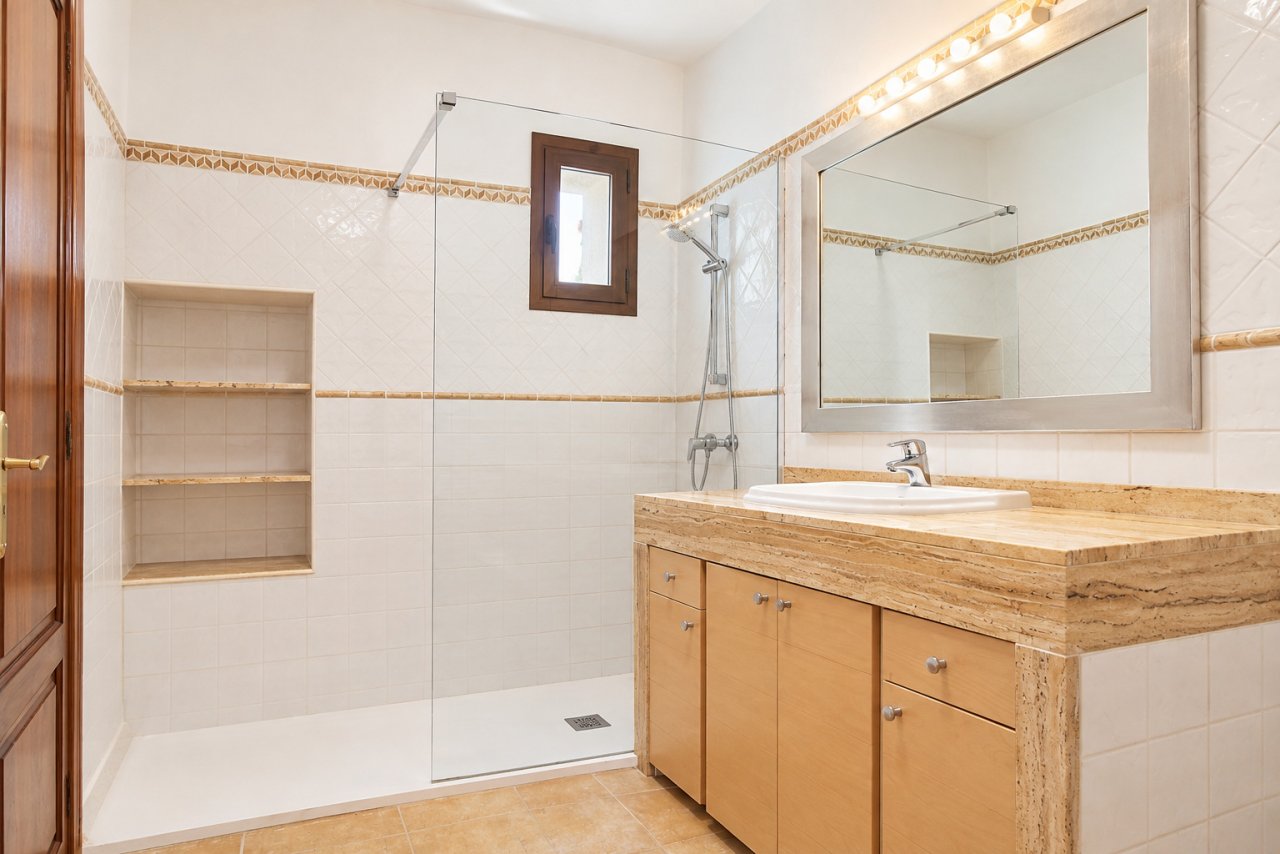 Baño brillante con distribución inteligente y mobiliario de alta calidad Baño brillante con distribución inteligente y mobiliario de alta calidad