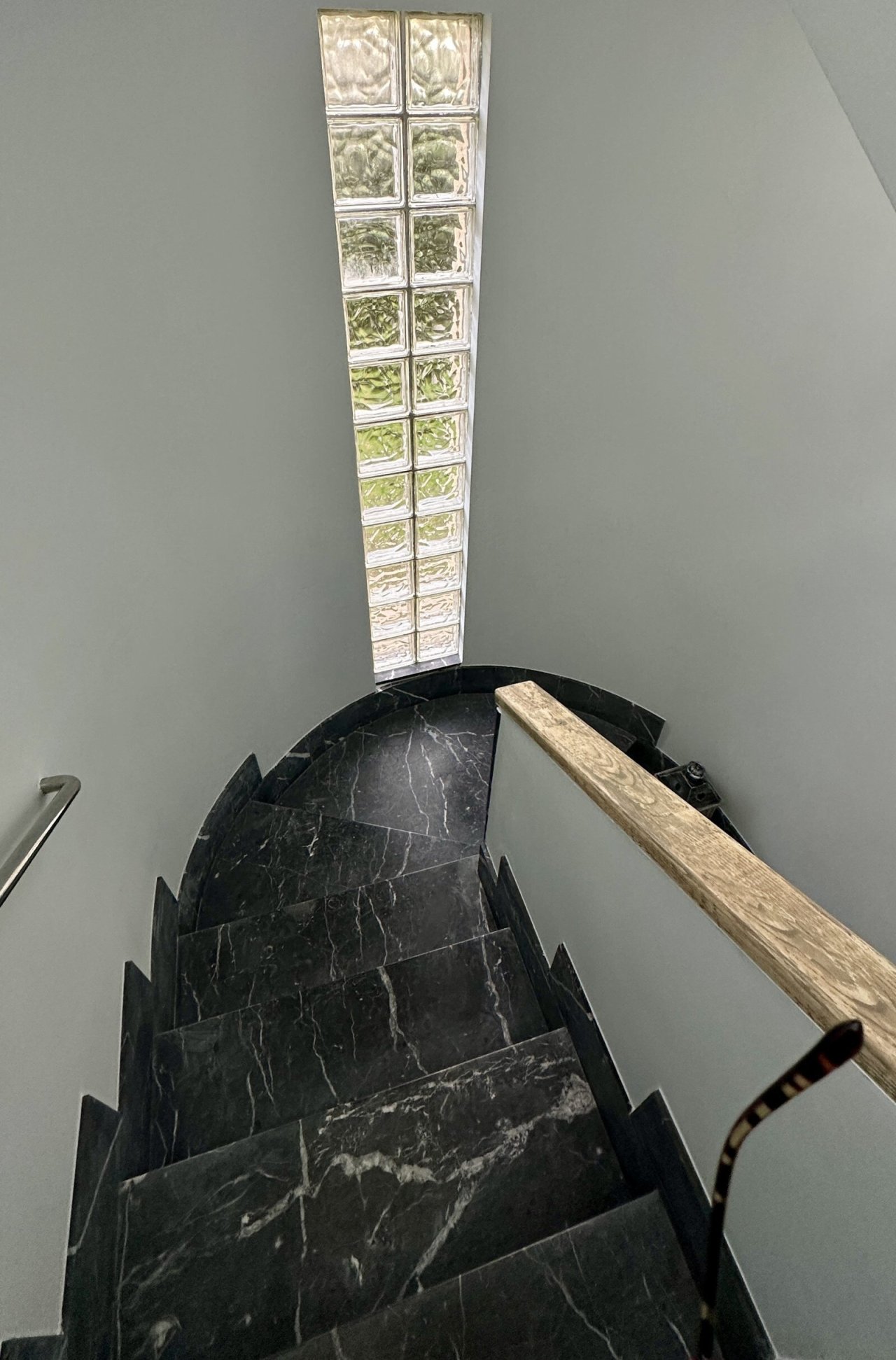 Escalera elegante con peldaños de mármol y lucernario de techo completo Escalera elegante con peldaños de mármol y lucernario de techo completo