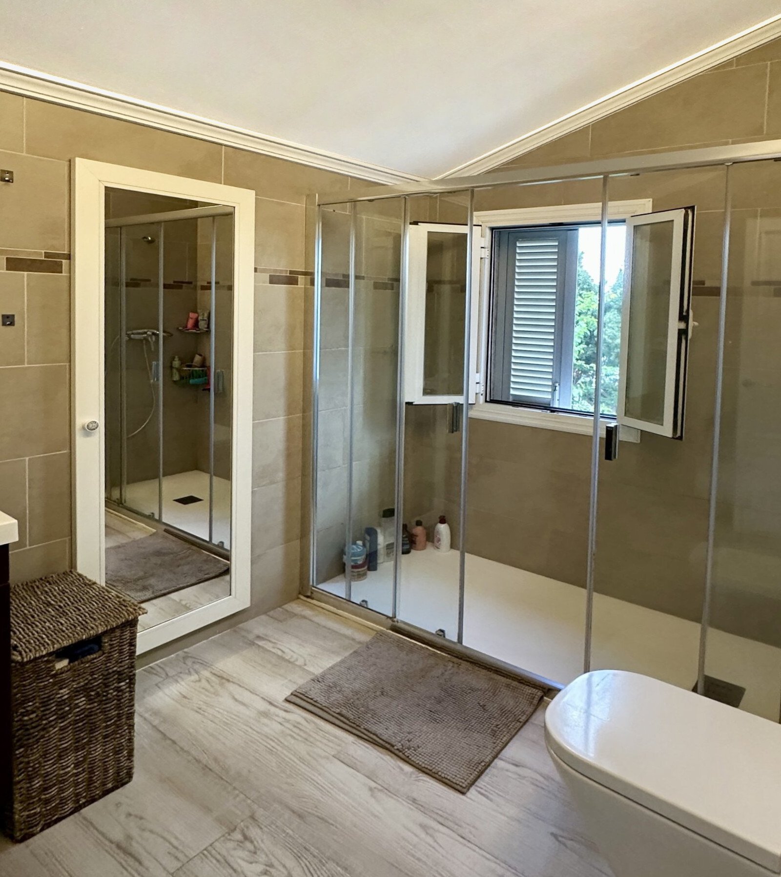Baño lujoso con dos compartimentos de ducha separados y distribución espaciosa Baño lujoso con dos compartimentos de ducha separados y distribución espaciosa