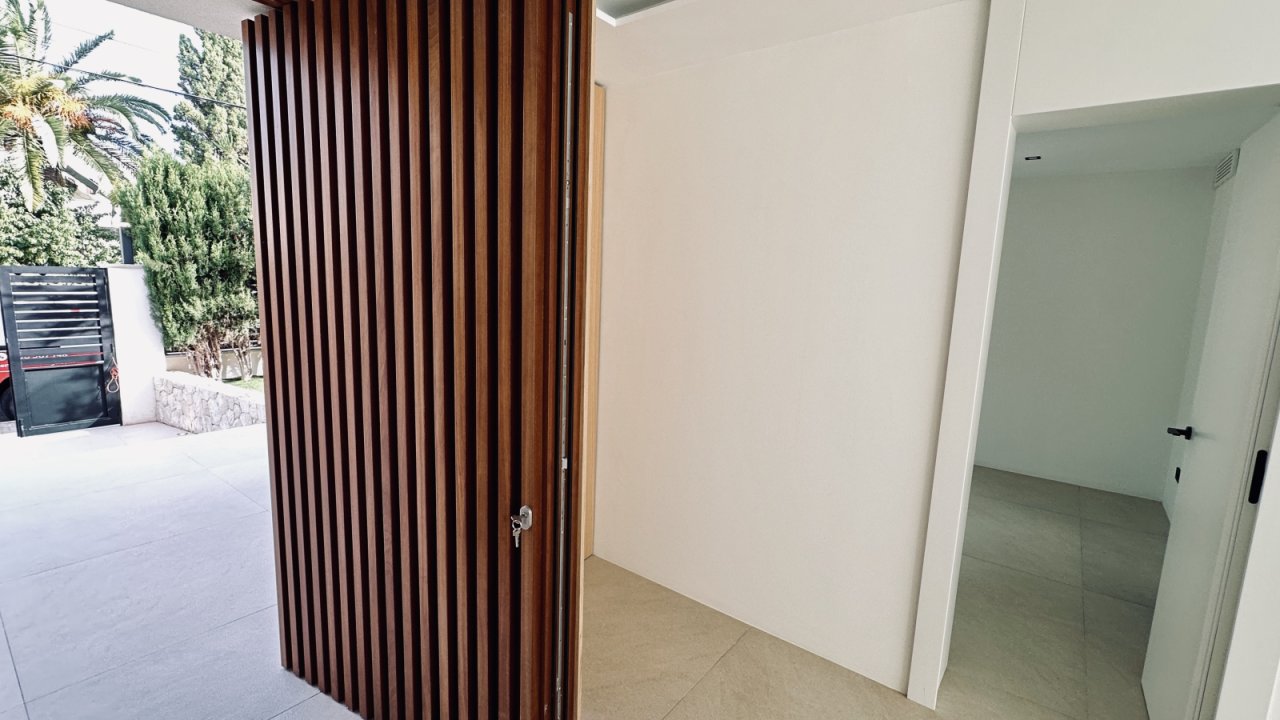 Entrada elegante con puerta corredera de alta calidad y acceso directo al exterior