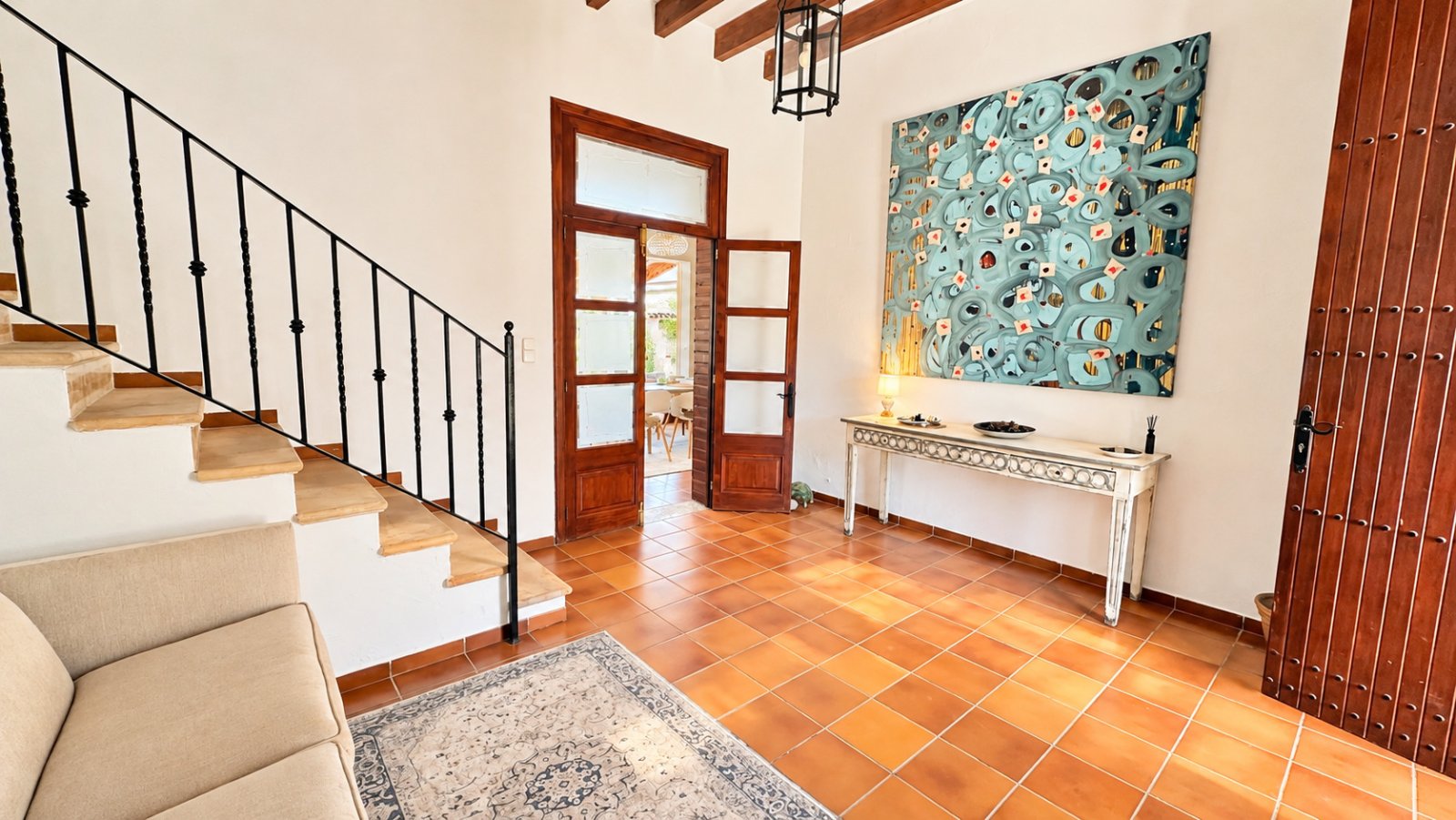 Entrada acogedora con una pared de arte elegante y un diseño funcional en madera y metal Entrada acogedora con una pared de arte elegante y un diseño funcional en madera y metal