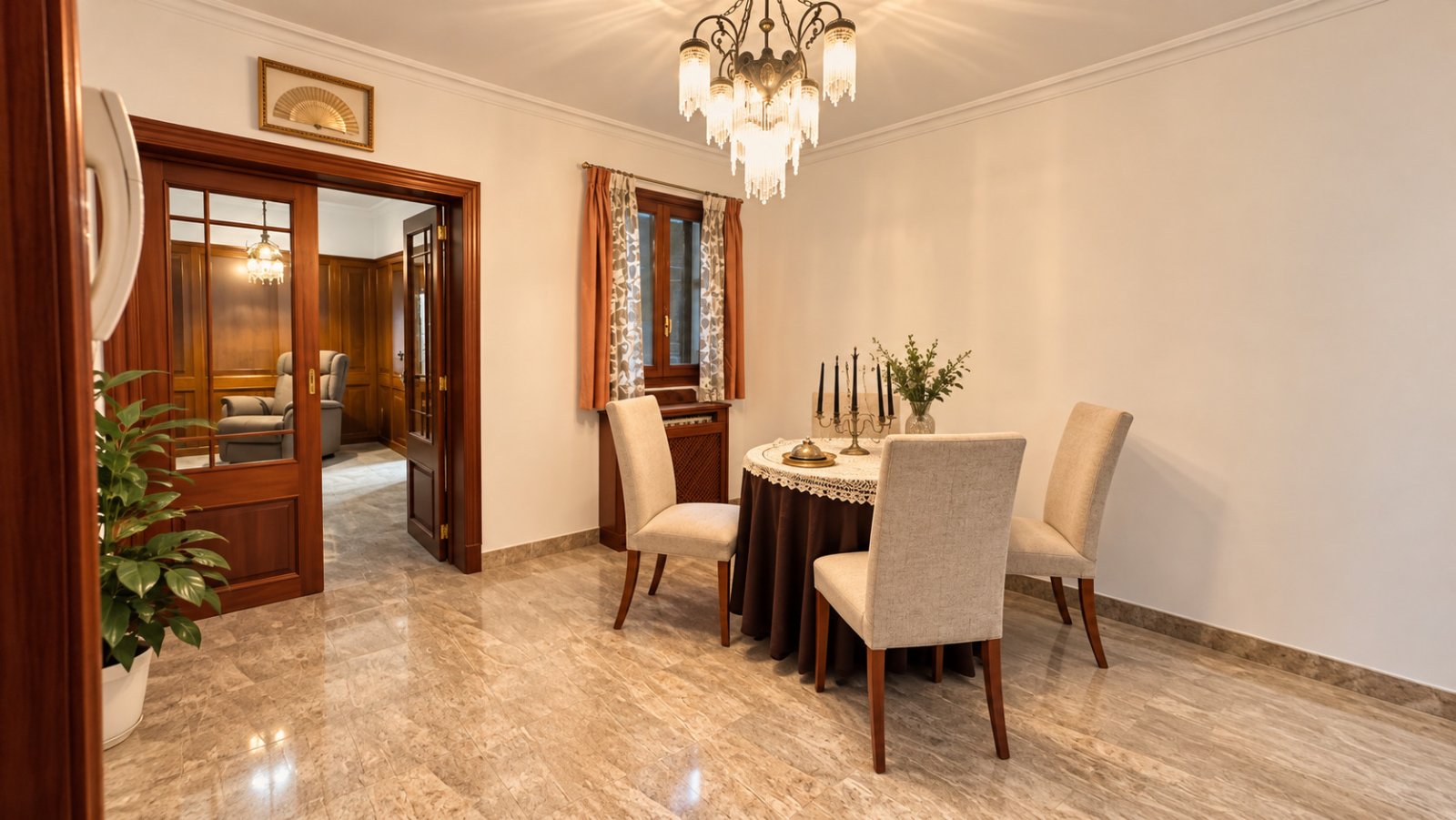Elegante comedor con suelo de piedra natural cristalina y techo decorativo de yeso