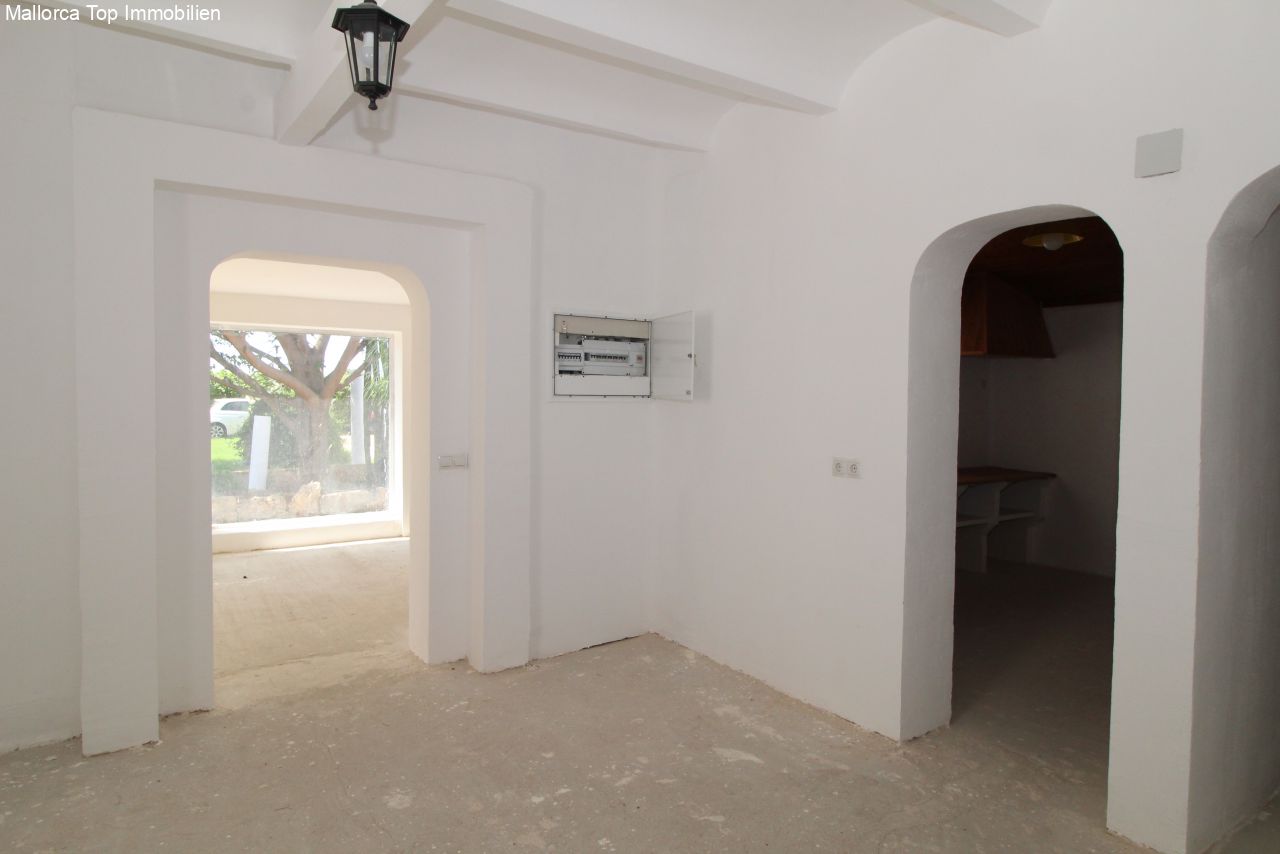 Entrada luminosa con elegantes arcos – conexión óptima del espacio y luz natural