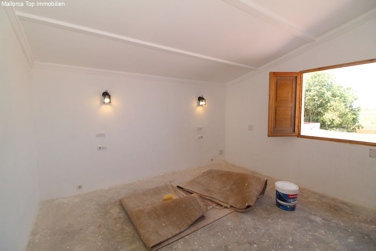 Dormitorio luminoso con instalación eléctrica profesional – preparación óptima para un diseño personalizado