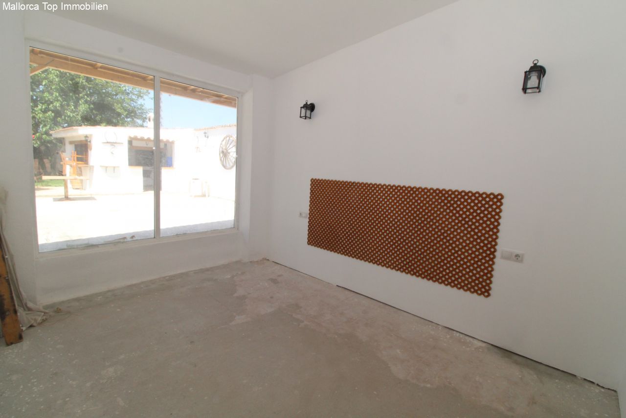Salón luminoso con acceso directo a la terraza, conexión abierta entre espacios y entrada de luz óptima a través de puertas correderas de vidrio de gran tamaño